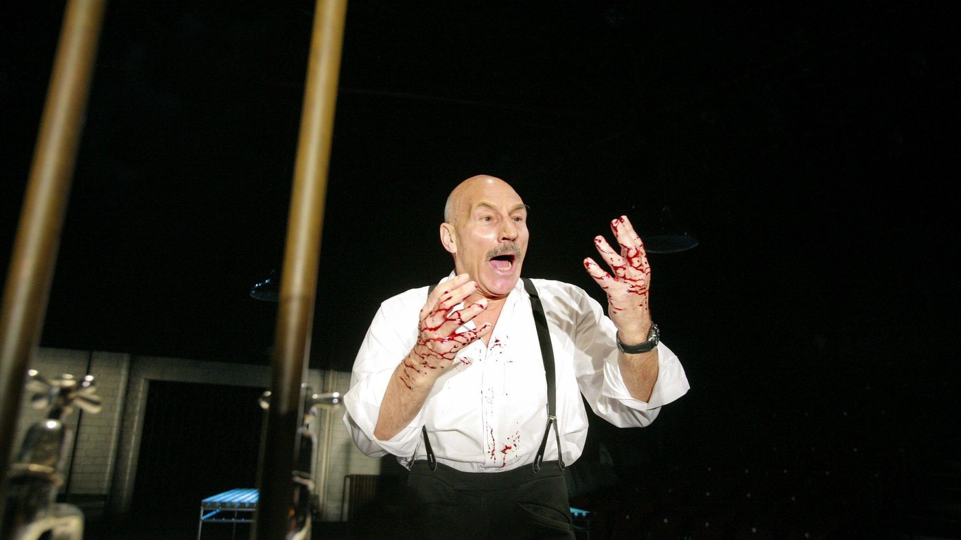 Povestea lui Sir Patrick Stewart, actorul care a trecut cu aceeași eleganță de la universul „Star Trek” la marile scene ale lui Shakespeare
