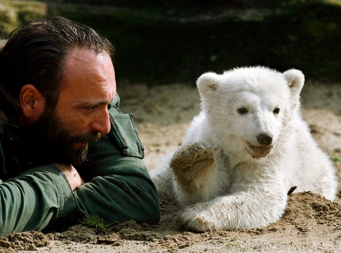 23 marca 2007 - Knut ze swym pierwszym opiekunem, nieżyjącym już Thomasem Doerfleinem