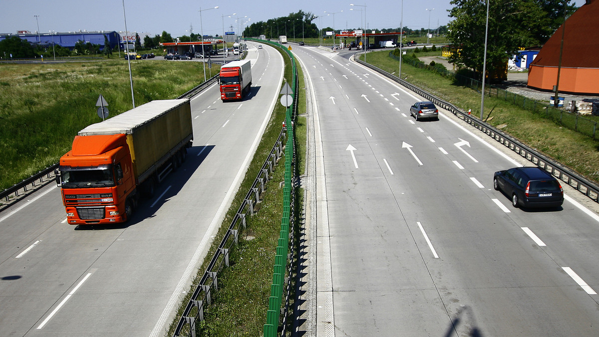 W południe do ruchu oddany został 37-kilometrowy odcinek drogi ekspresowej S3 między Gorzowem Wlkp. a Międzyrzeczem w Lubuskiem. Dzięki niemu podróż trasą szybkiego ruchu ze Szczecina do Sulechowa ma trwać blisko dwie godziny.