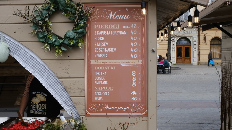 Za pierogi z cebulką na krakowskim jarmarku trzeba było zapłacić 48 złotych.