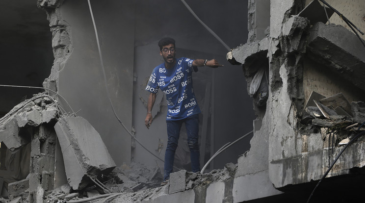 Palesztin férfi a  lerombolt házában az izraeli légicsapások után Gáza északi részén