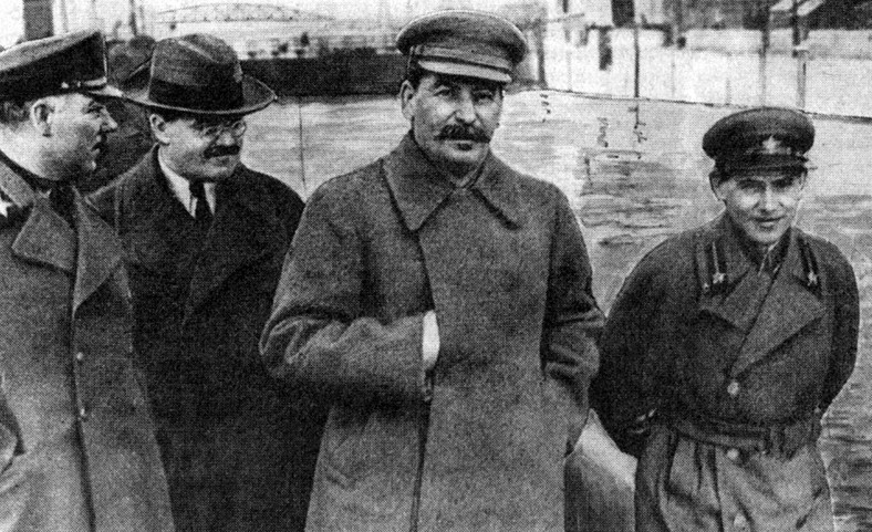 Józef Stalin z Wiaczesławem Mołotowem (z lewej) i Nikołajem Jeżowem (z prawej), 1937 r. Ten ostatni został aresztowany i stracony w 1938 r. jako "wróg ludu". Po egzekucji usunięto go ze zdjęcia, dzięki czemu zyskał pośmiertny przydomek "znikającego komisarza"