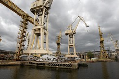 Oburzeni politycy PO przed bramą Stoczni Szczecińskiej. 'To nie święto wszystkich Polaków, ale polityków PiS'