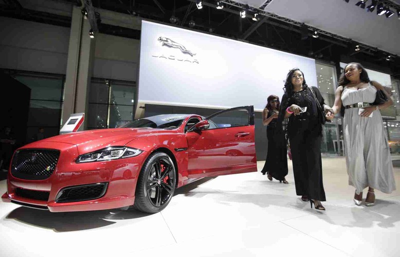 Dubai International Motor Show: model Jaguar XJ 2016 EPA/ALI HAIDER Dostawca: PAP/EPA.