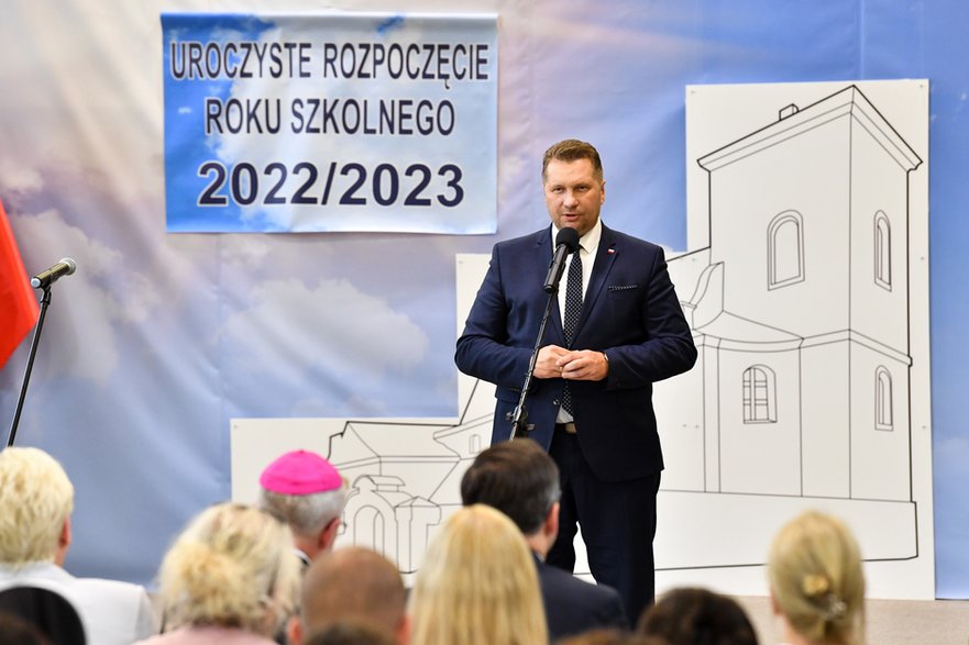 Przemysław Czarnek podczas uroczystego rozpoczęcia roku szkolnego 2022/2023 w Zespole Szkół Katolickich w Chojnicach, 1 września 2022 r.