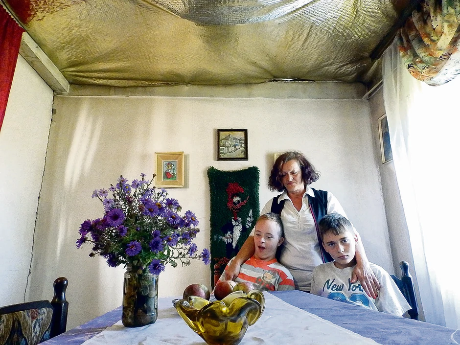 Majci Marini Luković (slika levo) olakšali smo tešku borbu za normalan život, koju vodi u svoje ime i u ime svog sina Lazara, koji boluje od Daunovog sindroma