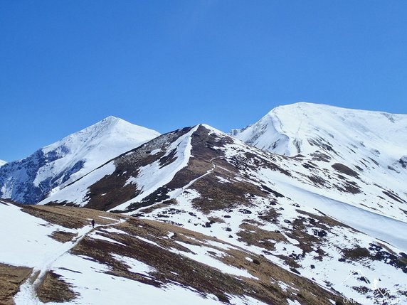 Pierwsza piramida to Czubik (1845 m n.p.m.), po prawej Kończysty Wierch (2002 m n.p.m.), a po lewej oczywiście Starorobociański Wierch (2176 m n.p.m.)