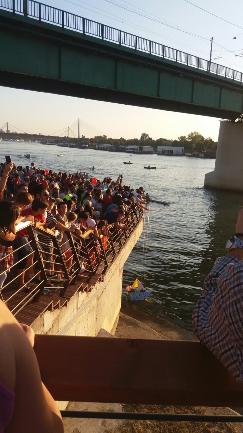 Učenici spuštaju makete brodova