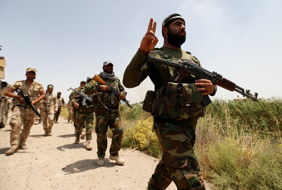 Shi'ite fighters and Iraqi security forces advance towards Fallujah, Iraq, May 25, 2016.