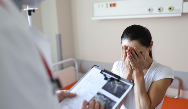 Žena u bolnici - ilustracija