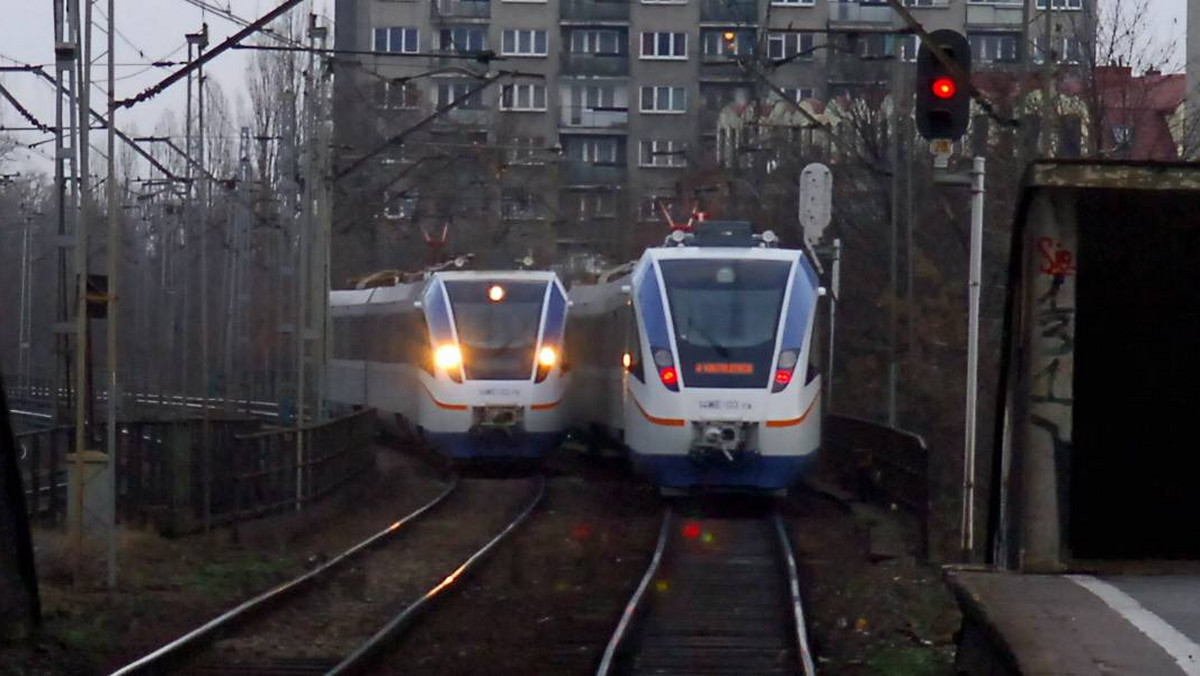 Przywrócono już ruch pociągów wstrzymany po tym, jak dziś przed południem młody mężczyzna wpadł pod pociąg w okolicach dworca Warszawa - Powiśle - poinformowała Komenda Stołeczna Policji. 31-latek zginął na miejscu.