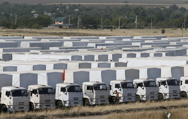 Prawie 300 ciężarówek, które według Rosjan wiozą na Ukrainę pomoc humanitarną, od czwartku znajduje się na zaimprowizowanym parkingu około 20 kilometrów od ukraińskiej granicy.