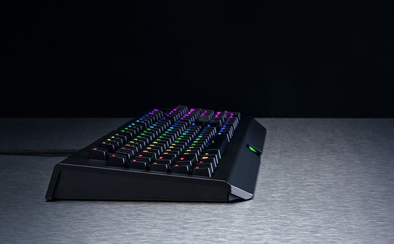 Razer BlackWidow v2 Chroma to najnowsza, flagowa klawiatura Razera, przeznaczona dla graczy.