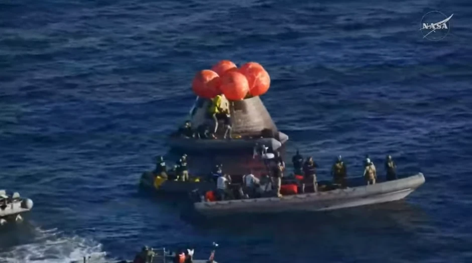 Čamci za spasavanje prilaze članovima tima "Artemis II"