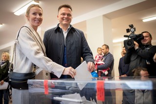 Na aukcje WOŚP trafiła barierka sprzed Sejmu i obiad w towarzystwie Szymona Hołowni