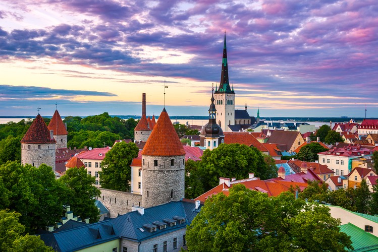 1. Tallinn, Estonia
<br><br>
Jeśli jeszcze nie zwiedziliście jeszcze stolicy Estonii, warto zaglądnąć tam chociażby dlatego, że znajduje się ona na 7 miejscu rankingu najbardziej inteligentnych miast na świecie. Tallińskie stare miasto z kolei w 1997 zostało wpisane na listę światowego kulturowego dziedzictwa ludzkości UNESCO.