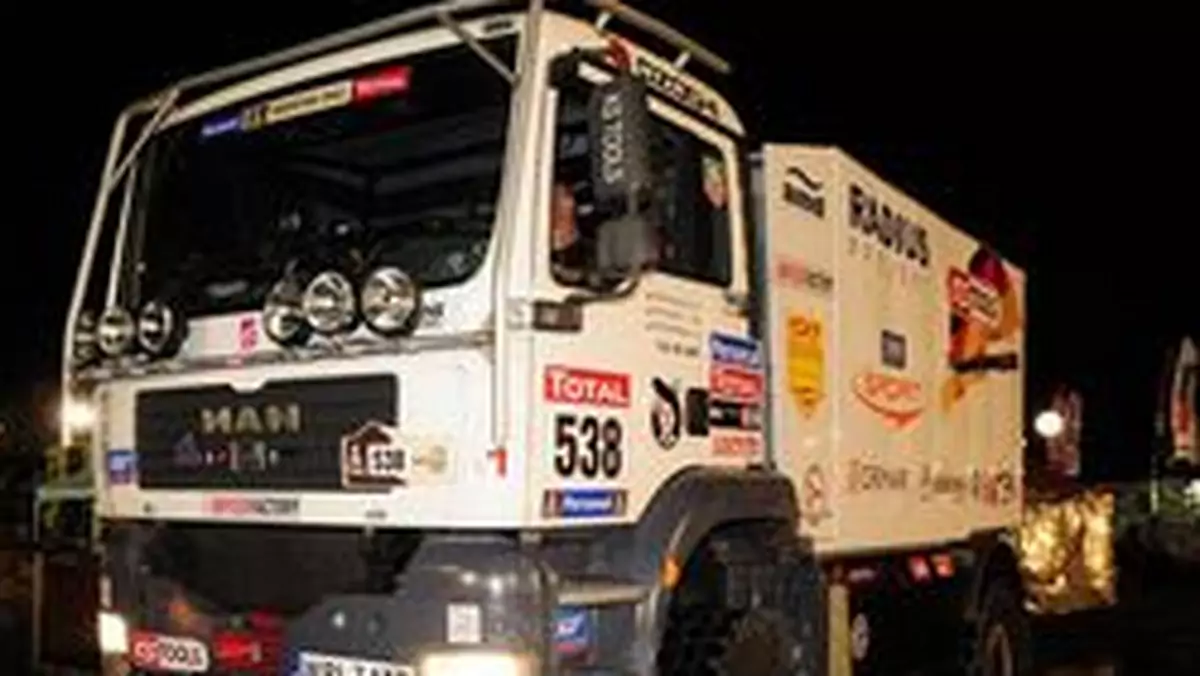Rajd Dakar 2010: polski MAN stanął na wydmach, załoga usuwa awarię (7. etap)
