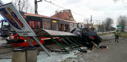 Groźny wypadek w Rudzie Śląskiej. Samochód zmiażdżył przystanek tramwajowy