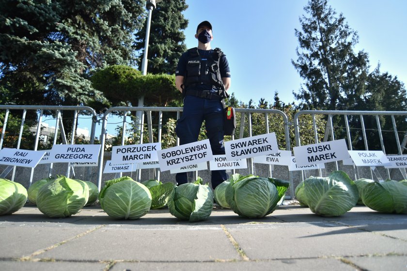 Kapuściany protest przed Sejmem