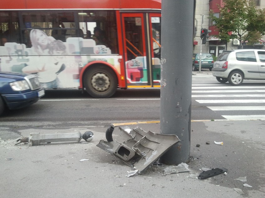 Kombi je udario u banderu, jer je vozaču pozlilo