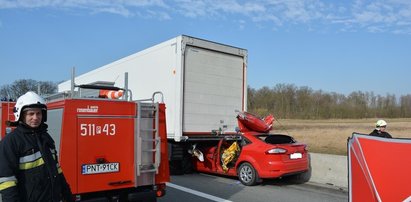 Osobówka wbiła się pod naczepę ciężarówki. Kierowca zginął na miejscu