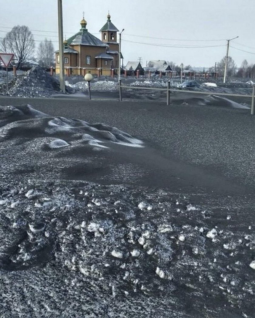 Czarny śnieg na Syberii
