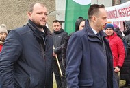 Spotkanie z protestującymi w Top Farms Głubczyce. Od lewej: Tomasz Ognisty i Janusz Kowalski, 21 lutego 2022 R.