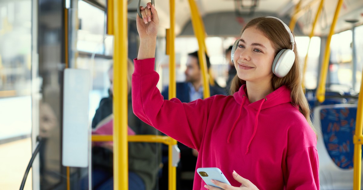 Koniec z głośnymi rozmowami w tramwajach i autobusach? Kraków szykuje rewolucję w komunikacji miejskiej