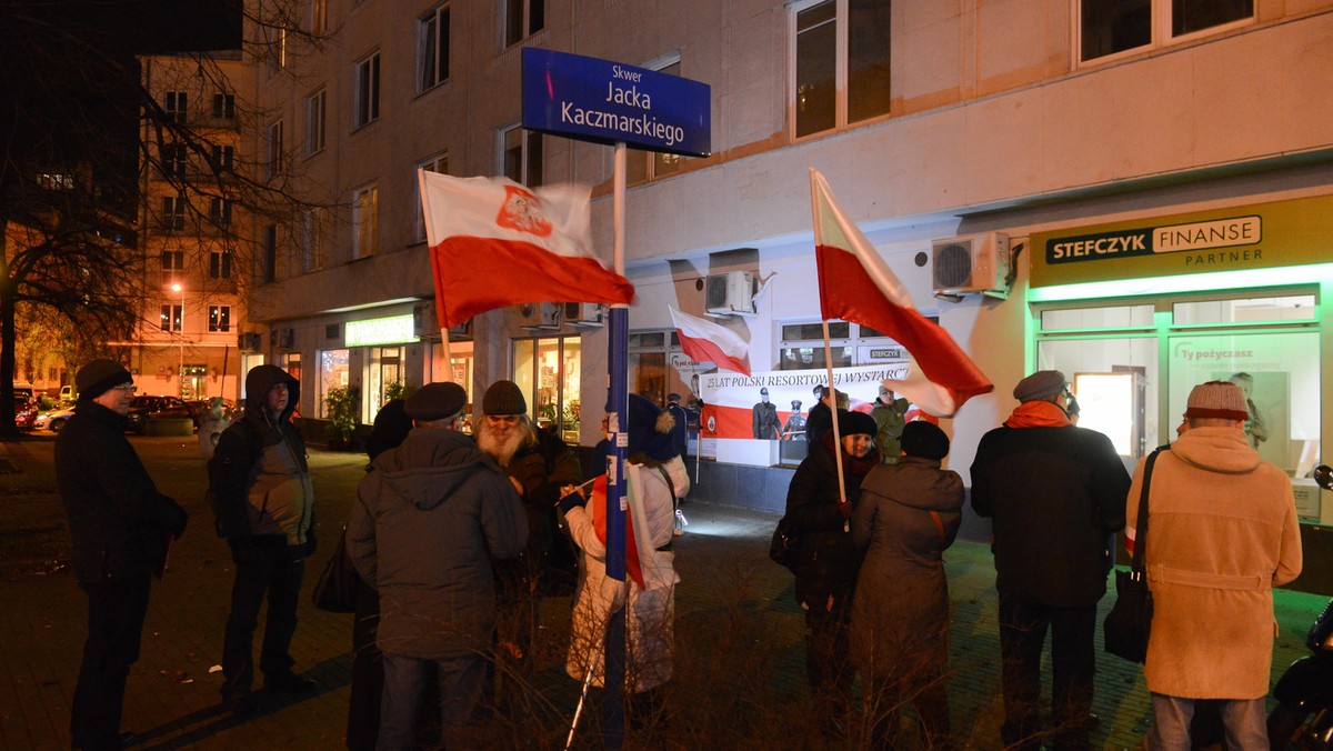 Na warszawskiej Starówce, pod tablicą upamiętniającą zabicie 19-letniego Grzegorza Przemyka, odbyło się dziś w nocy spotkanie związane z 36. rocznicą wprowadzenia stanu wojennego.