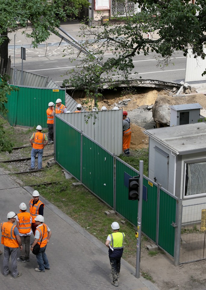 Na budowie II linii metra zapadła się jezdnia