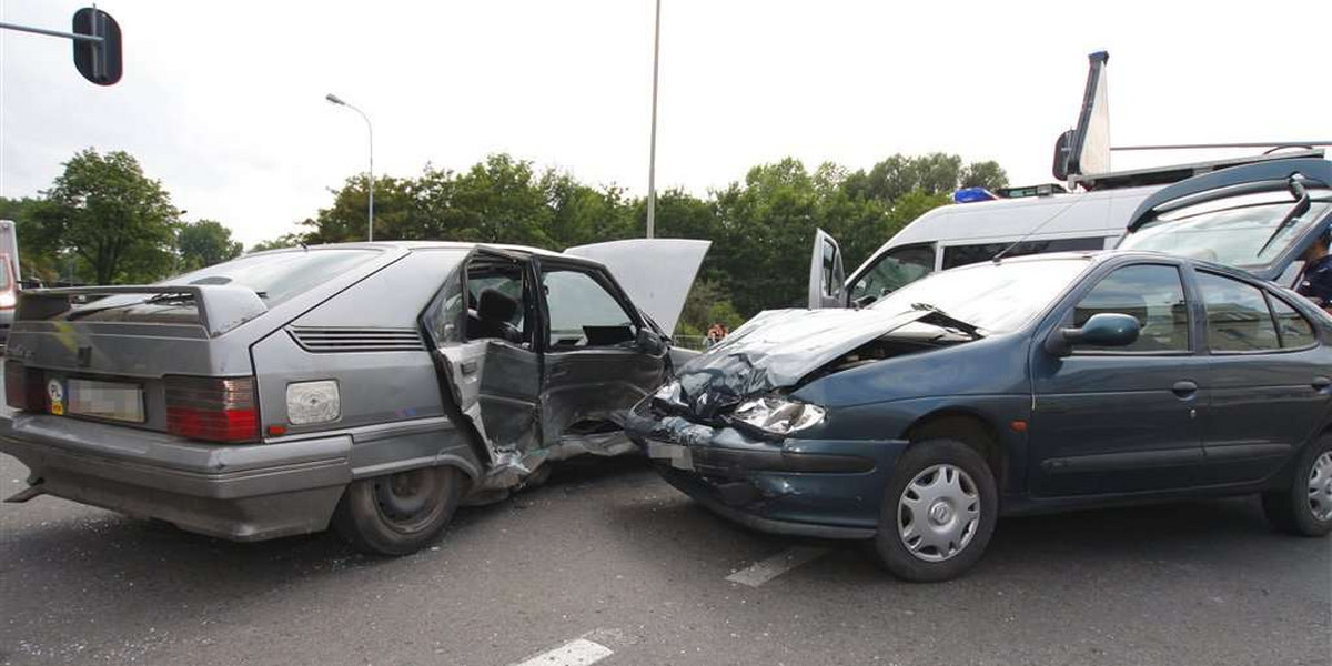 Wbił się w renault i uciekł