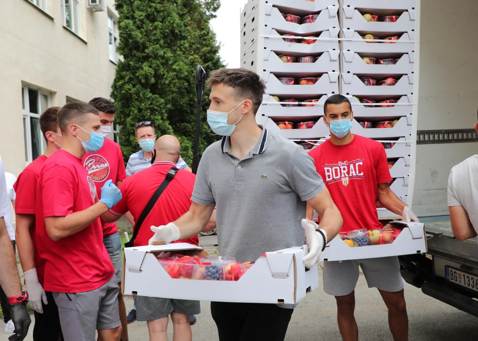 Aleksa Avramović uručuje donaciju