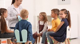 zmniejszenie grup przedszkolnych=mniejsza pensja dla nauczyciela?