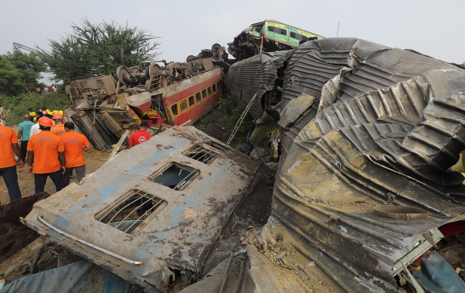 Miejsce największej w Indiach od dziesięcioleci katastrofy kolejowej.