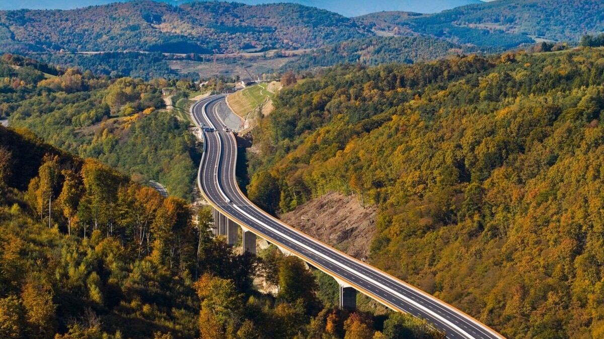 Súčasťou úseku R2 Kriváň – Mýtna je najdlhší most na Slovensku.