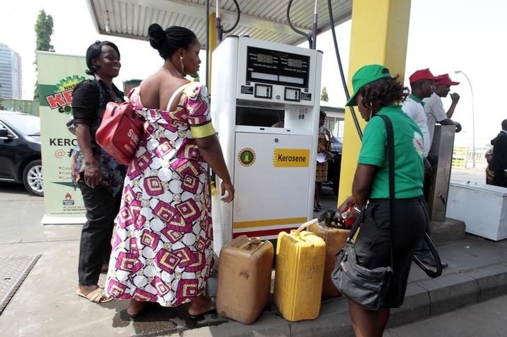 A fuel station attendant dispenses kerosene at a Nigerian National Petroleum Corporation (NNPC) mega petrol station in Abuja January 23, 2015. REUTERS/ Afolabi Sotunde 