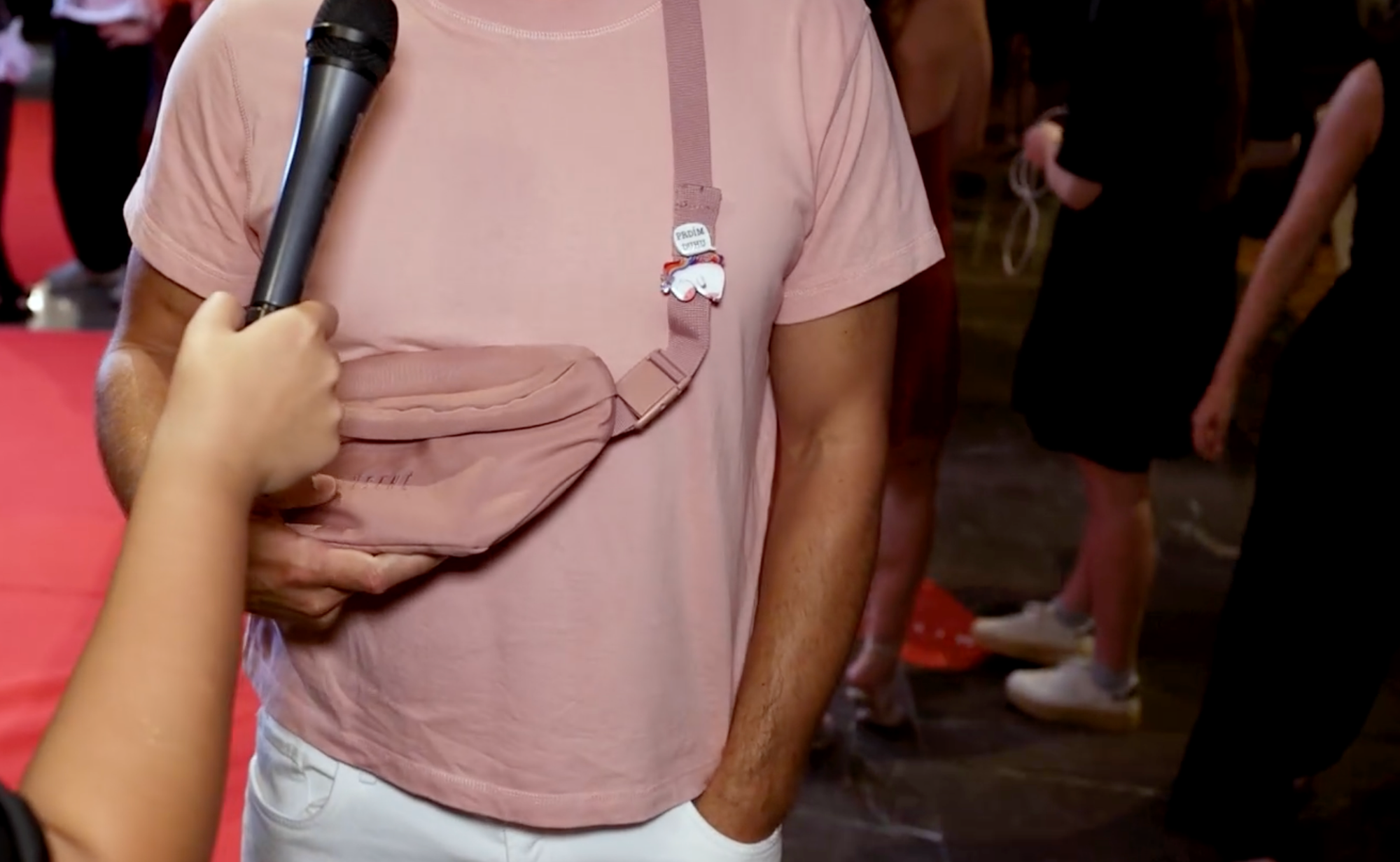 Herec Braňo Deák a jeho outfit.