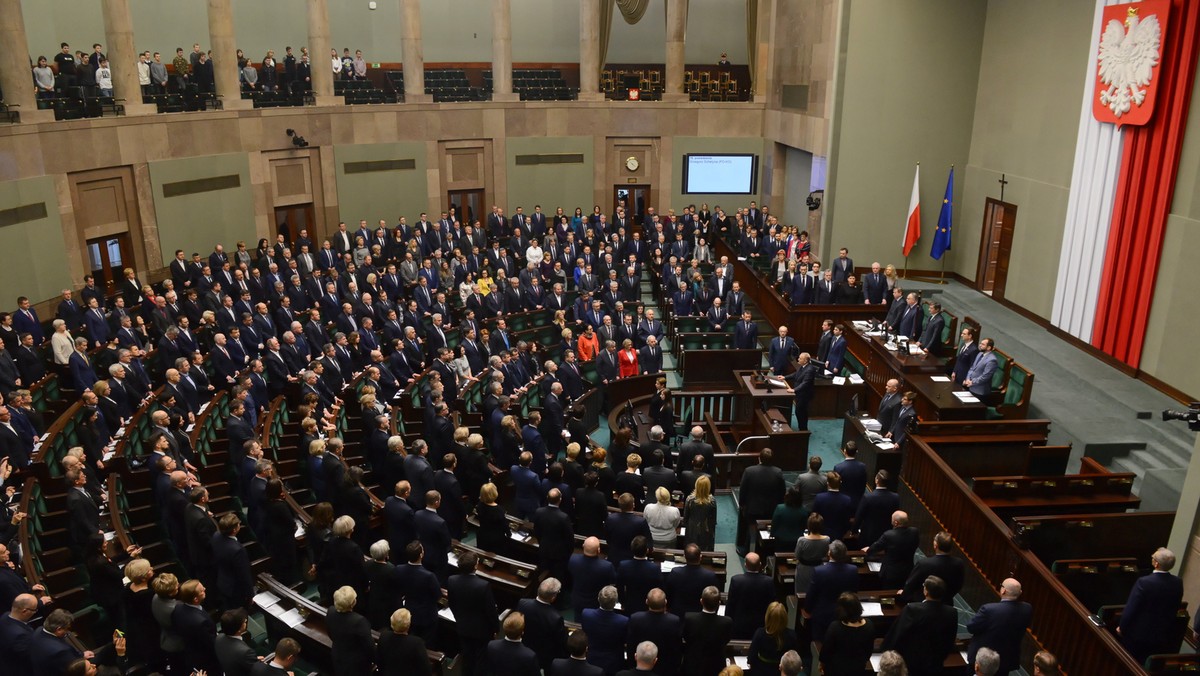 Sejm po kilku godzinach głosowań uchwalił budżet na 2019 r. z maksymalnym deficytem w wysokości 28,5 mld zł. Za uchwaleniem ustawy głosowało 241 posłów, przeciw było 192 posłów, a dwóch wstrzymało się od głosu.