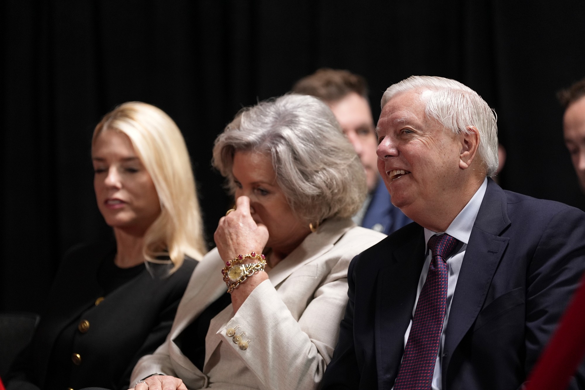 Generálna prokurátorka Pam Bondi, šéfka štátneho úradu Bieleho domu Susie Wilesová a senátor Lindsey Graham počas prejavu prezidenta Donalda Trumpa v Kennedyho centre v stredu 13. augusta 2025 vo Washingtone.