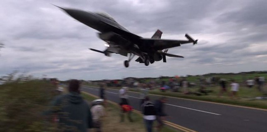 Trenutak kada avion F-16 preleće iznad gledalaca