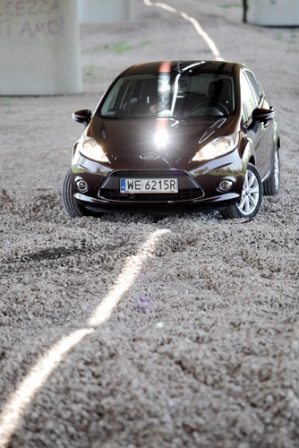 Co ciekawe 40 procent sprzedanych samochodów to bogatsze wersje wyposażeniowe Titanium i Ghia. Kolory? Kierowcy z największych rynków, czyli Niemiec i Wielkiej Brytanii, wolą 'kocią czerń' - 'Panther Black'. Także Włosi, Szwajcarzy, Holendrzy i Grecy nie wyobrażają sobie fiesty w innym lakierze. W Hiszpanii, Austrii i Rosji najpopularniejszy lakier to 'Hot Magenta' - niektórzy mówią, że jest w nim sex...