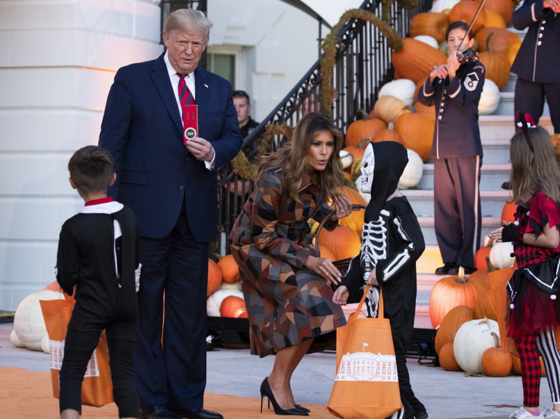 Świętowanie Halloween w Białym Domu to kolejna okazja, na której małżonka prezydenta wystąpiła w dopasowanym płaszczu, który można było uznać zarówno za sukienkę, jak i okrycie wierzchnie...