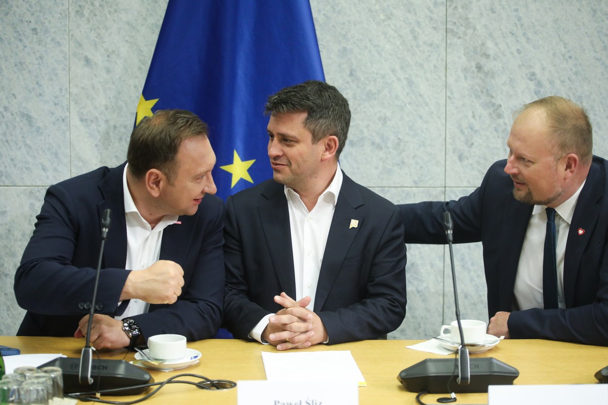 Zastępcy przewodniczącej komisji: poseł Lewicy Tomasz Trela, poseł KP Polska 2050-TD Paweł Śliz i członek komisji poseł KO Witold Zembaczyński na posiedzeniu sejmowej Komisji Śledczej ds. inwigilacji systemem Pegasus, w Sejmie w Warszawie. Komisja ma zbadać legalność, prawidłowość i celowość czynności podejmowanych z wykorzystaniem oprogramowania Pegasus