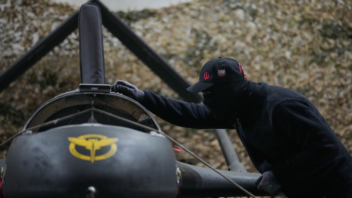 Ukrajinski obaveštajci pripremaju jednosmerni dron na nepoznatoj lokaciji u Ukrajini 28. maja