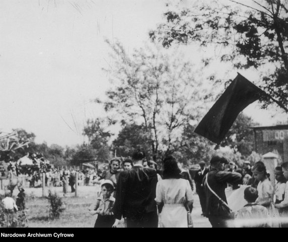 Zabawy ludowe na Bielanach w Warszawie - rok 1948 - zdjęcie pochodzi z archiwów Narodowego Archiwum Cyfrowego