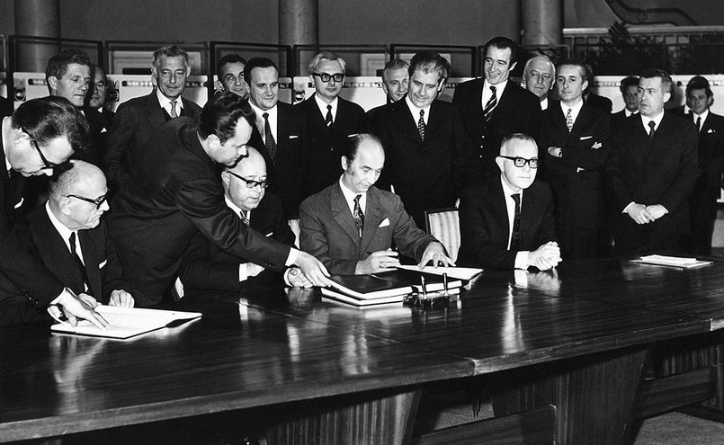 1971 - podpisanie umowy licencyjnej