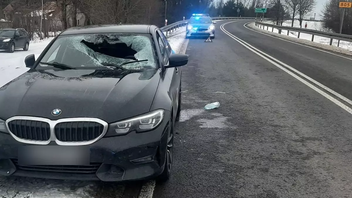 Bryła lodu spadła z naczepy, przebiła szybę i raniła kierowcę