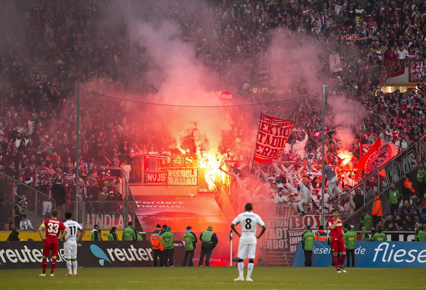 Burdy i zadymy po meczu Borussii Moenchengladbach z FC Koeln! Wideo