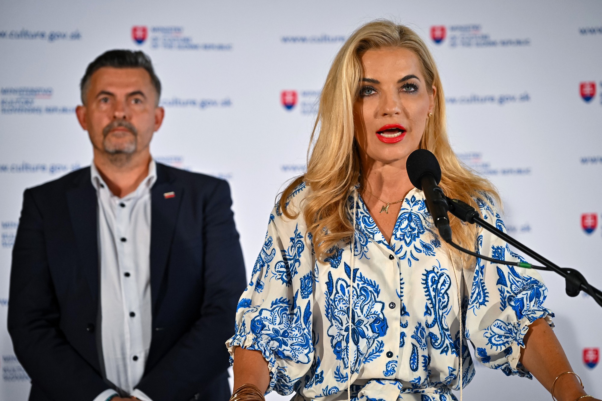 Na snímke zľava generálny tajomník služobného úradu rezortu kultúry Lukáš Machala a ministerka kultúry SR Martina Šimkovičová (nominantka SNS).