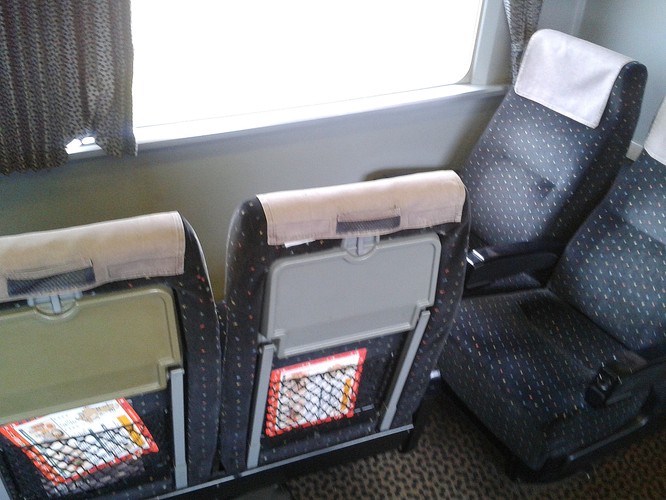 W wielu pociągach pasażerowie mają zresztą wpływ na organizację przestrzeni w wagonie. Fotele są obrotowe, dzięki czemu można ustawiać je w obie strony względem kierunku jazdy.